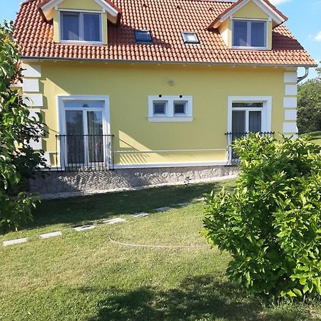 Kondics Apartmanhaz Sarvar Exterior photo