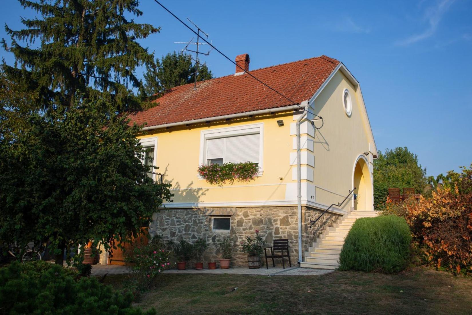 Kondics Apartmanhaz Sarvar Exterior photo